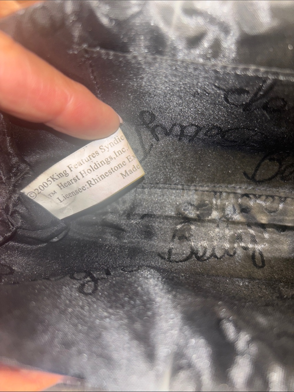 BETTY BOOP BLACK CLOTH WRISTLET PRELOVED VINTAGE…..’2005….8”X5”
SATIN INTERIOR - Picture 11 of 12